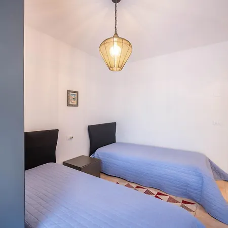 La Terrazza Sul Faro Apartment *